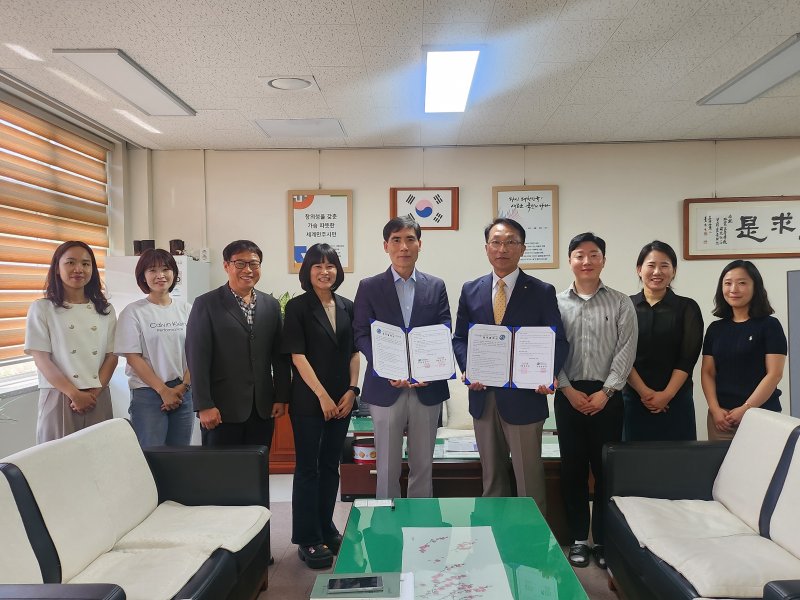 동국대 입학처와 수완고가 고교 교육과정 내 선택과목 신설 및 교과서 인정 심의절차 지원을 위한 MOU를 체결하고 기념사진을 촬영하고 있다. (사진=동국대 제공) *재판매 및 DB 금지