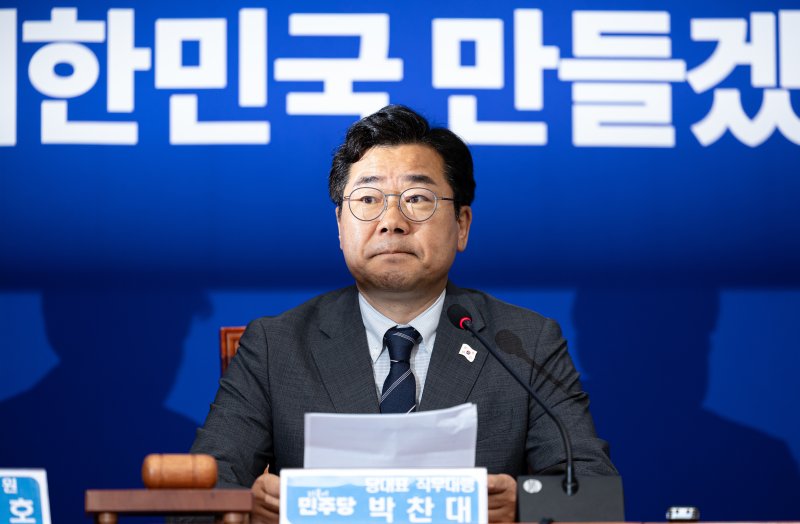 박찬대 더불어민주당 대표 직무대행 겸 원내대표가 11일 오전 서울 여의도 국회에서 열린 최고위원회의에서 발언을 하고 있다. ⓒ News1 이재명 기자