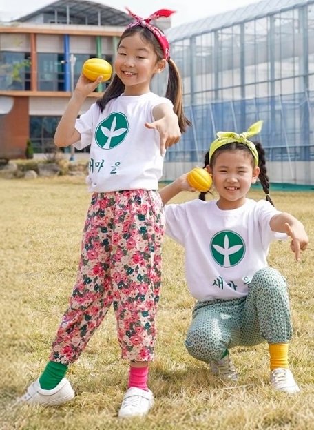 김우리(오른쪽), 김민서 양이 '건강담은 칠곡할매' 댄스를 추고 있다. (칠곡군 제공. 재판매 및 DB금지)/뉴스1.