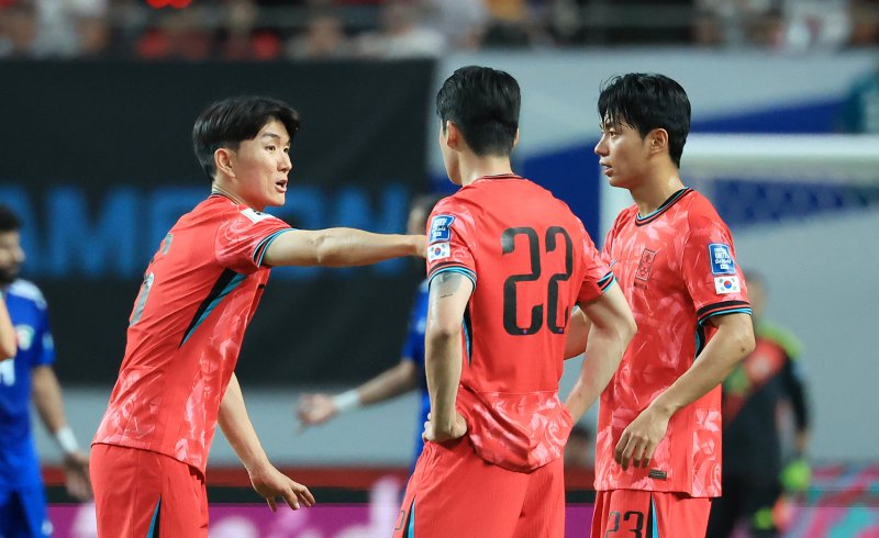 10일 오후 서울 마포구 상암동 서울월드컵경기장에서 열린 2026 국제축구연맹(FIFA) 북중미 월드컵 아시아 3차 예선 B조 10차전 대한민국과 쿠웨이트의 경기, 전반 대한민국 황인범이 설영우, 전진우와 대화를 나누고 있다. 2025.6.10/뉴스1 ⓒ News1 김진환 기자