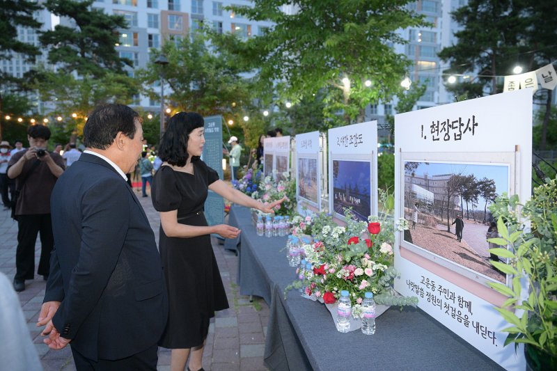 최민호 세종새장(왼쪽) 10일 개장한 세종시 고운동 나라말씀정원을 찾아 관계자의 설명을 듣고 있다. (세종시 제공. 재판매 및 DB금지)