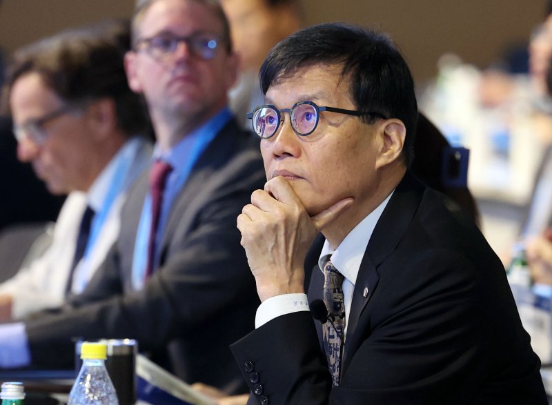 [서울=뉴시스] 홍효식 기자 = 이창용 한국은행 총재가 2일 서울 중구 한국은행에서 열린 2025년 BOK 국제컨퍼런스에서 생각에 잠겨있다. 2025.06.02. yesphoto@newsis.com