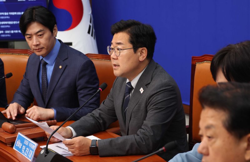 [서울=뉴시스] 조성봉 기자 = 박찬대 더불어민주당 당대표 직무대행 겸 원내대표가 11일 오전 서울 여의도 국회에서 열린 최고위원회의에서 발언을 하고 있다. 2025.06.11. suncho21@newsis.com