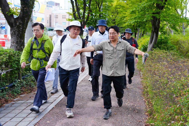 강기정 광주시장이 고광완 행정부시장, 박필순·최지현 시의원, 시민단체, 관계 공무원 등과 지난해 9월 28일 도시철도 2호선 1단계 구간 친환경 녹색도로 조성을 위해 남구 푸른길 공원을 답사하고 있다.(광주시 제공. 재판매 및 DB 금지)2024.9.29/뉴스1