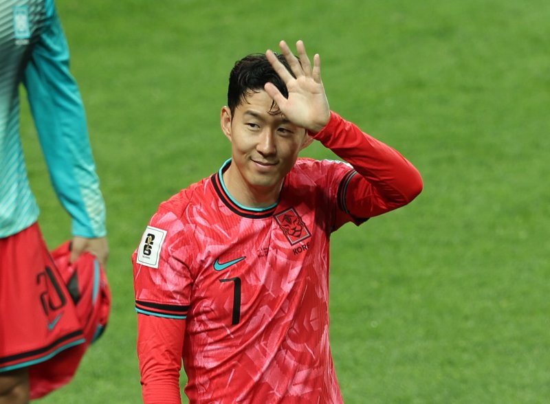 [서울=뉴시스] 김명년 기자 = 10일 서울 마포구 서울월드컵경기장에서 열린 2026 국제축구연맹(FIFA) 북중미월드컵 아시아 3차 예선 한국과 쿠웨이트의 경기 종료 후 11회 연속 월드컵 본선 진출에 성공한 한국 대표팀의 주장 손흥민이 그라운드를 돌며 팬들에게 인사하고 있다. 2025.06.10. kmn@newsis.com