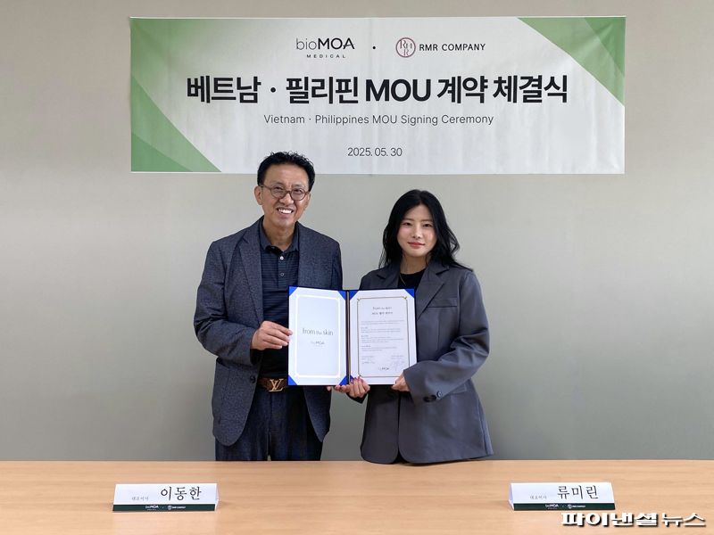 이동한 바이오모아메디칼 대표(왼쪽)가 류미린 RMR 컴퍼니 대표와 업무협약(MOU)을 체결하고 기념촬영을 하고 있다.