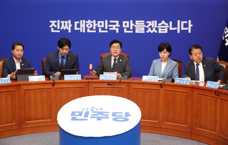 [서울=뉴시스] 조성봉 기자 = 박찬대 더불어민주당 당대표 직무대행 겸 원내대표가 11일 오전 서울 여의도 국회에서 열린 최고위원회의에서 의사봉을 두드리며 속개 선언을 하고 있다. 2025.06.11. suncho21@newsis.com