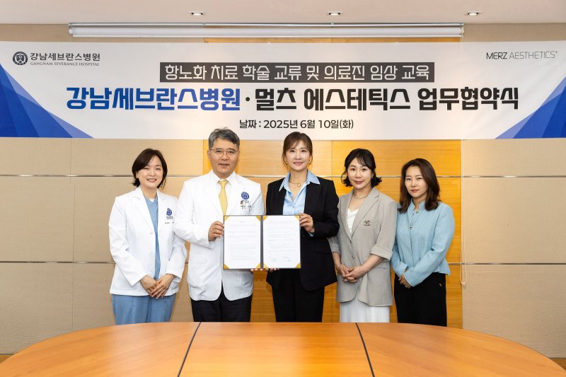 [서울=뉴시스] 멀츠 에스테틱스 코리아는 연세대학교 강남세브란스병원과 항노화 치료 분야의 연구 및 학술 교류 활성화를 위한 업무 협약을 체결했다고 11일 밝혔다. 왼쪽부터 강남세브란스병원 피부과 노미령 교수, 강남세브란스병원 구성욱 병원장, 멀츠 에스테틱스 코리아 유수연 대표, 김소영 상무, 이지혜 상무. (사진=멀츠 에스테틱스 코리아 제공) 2025.06.11. photo@newsis.com *재판매 및 DB 금지