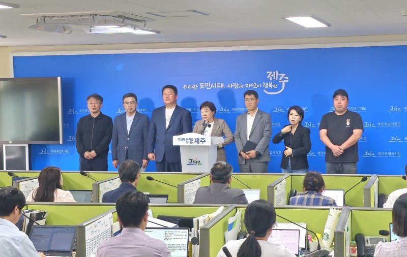 [제주=뉴시스] 임재영 기자 = 강애숙 제주도 기후환경국장(왼쪽에서 네번째)은 제주시 구좌읍 동복리 마을회와 함께 쓰레기 정상 처리에 따른 합의문을 낭독하고, 기자들의 질의에 답변하고 있다. 2025.06.11. ijy788@newsis.com
