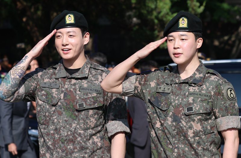 방탄소년단(BTS)의 정국 지민(오른쪽)이 11일 오전 경기도 연천군 연천공설운동장에서 군복무를 마친 뒤 전역 인사를 하고 있다. ⓒ News1 권현진 기자