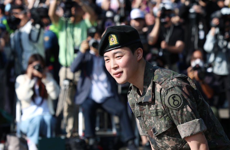 방탄소년단(BTS)의 지민이 11일 오전 경기도 연천군 연천공설운동장에서 군복무를 마친 뒤 전역 인사를 전하고 있다. ⓒ News1 권현진 기자