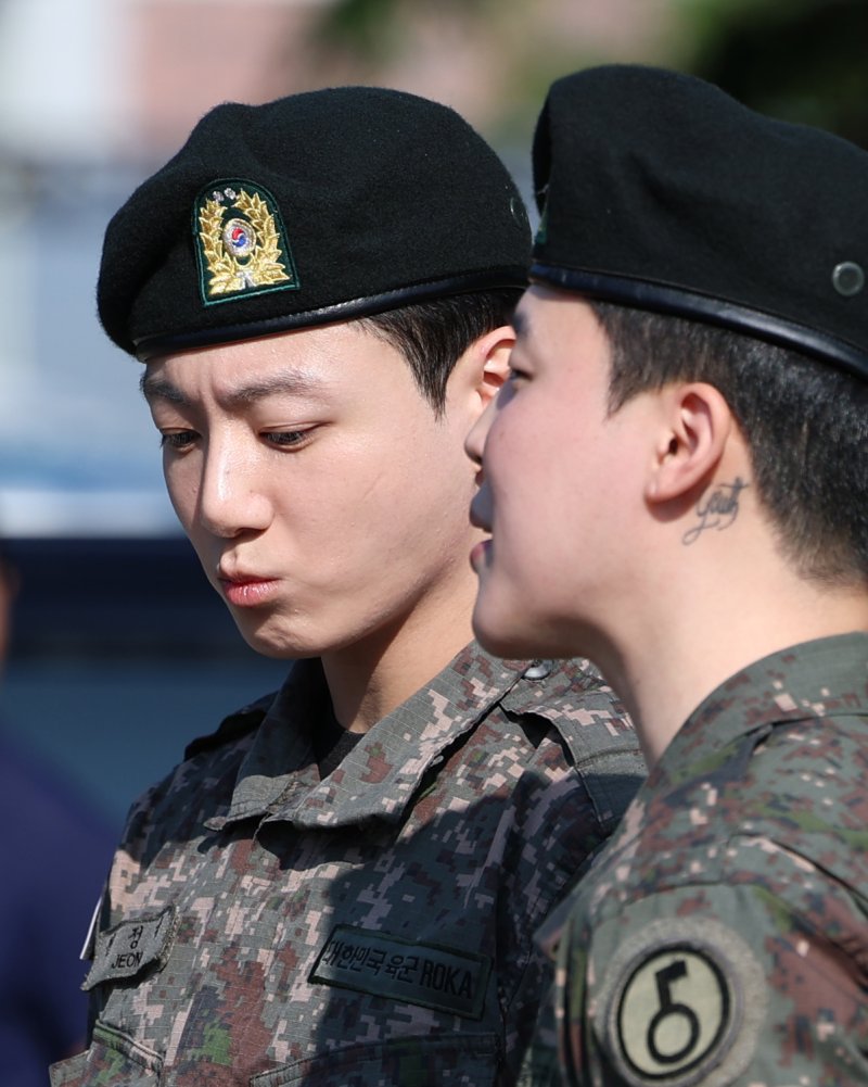 방탄소년단(BTS)의 정국과 지민(오른쪽)이 11일 오전 경기도 연천군 연천공설운동장에서 군복무를 마친 뒤 전역 인사를 전하고 있다. ⓒ News1 권현진 기자