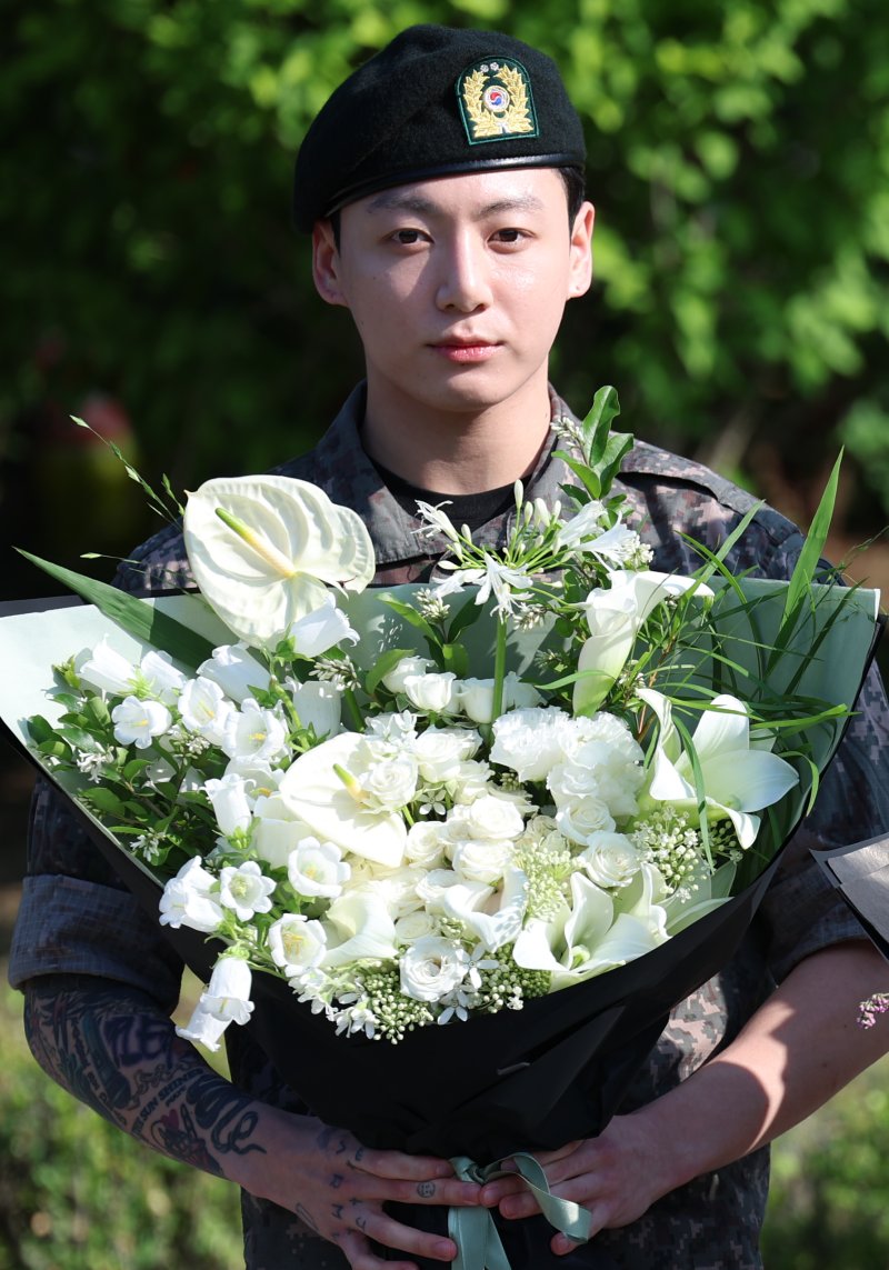 방탄소년단(BTS)의 정국이 11일 오전 경기도 연천군 연천공설운동장에서 군복무를 마친 뒤 전역 인사를 하고 있다. ⓒ News1 권현진 기자