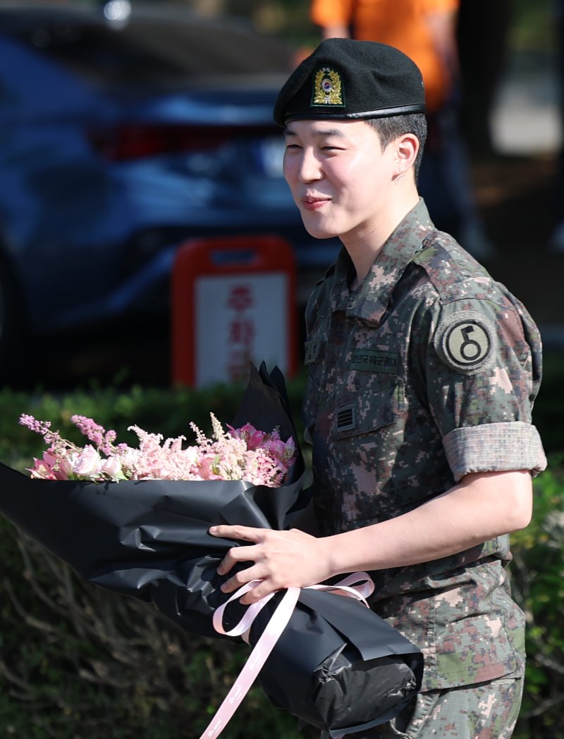 방탄소년단(BTS)의 지민이 11일 오전 경기도 연천군 연천공설운동장에서 군복무를 마친 뒤 전역 인사를 하고 있다. ⓒ News1 권현진 기자