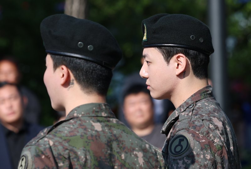 방탄소년단(BTS)의 정국 지민(오른쪽)이 11일 오전 경기도 연천군 연천공설운동장에서 군복무를 마친 뒤 전역 인사를 하고 있다. ⓒ News1 권현진 기자