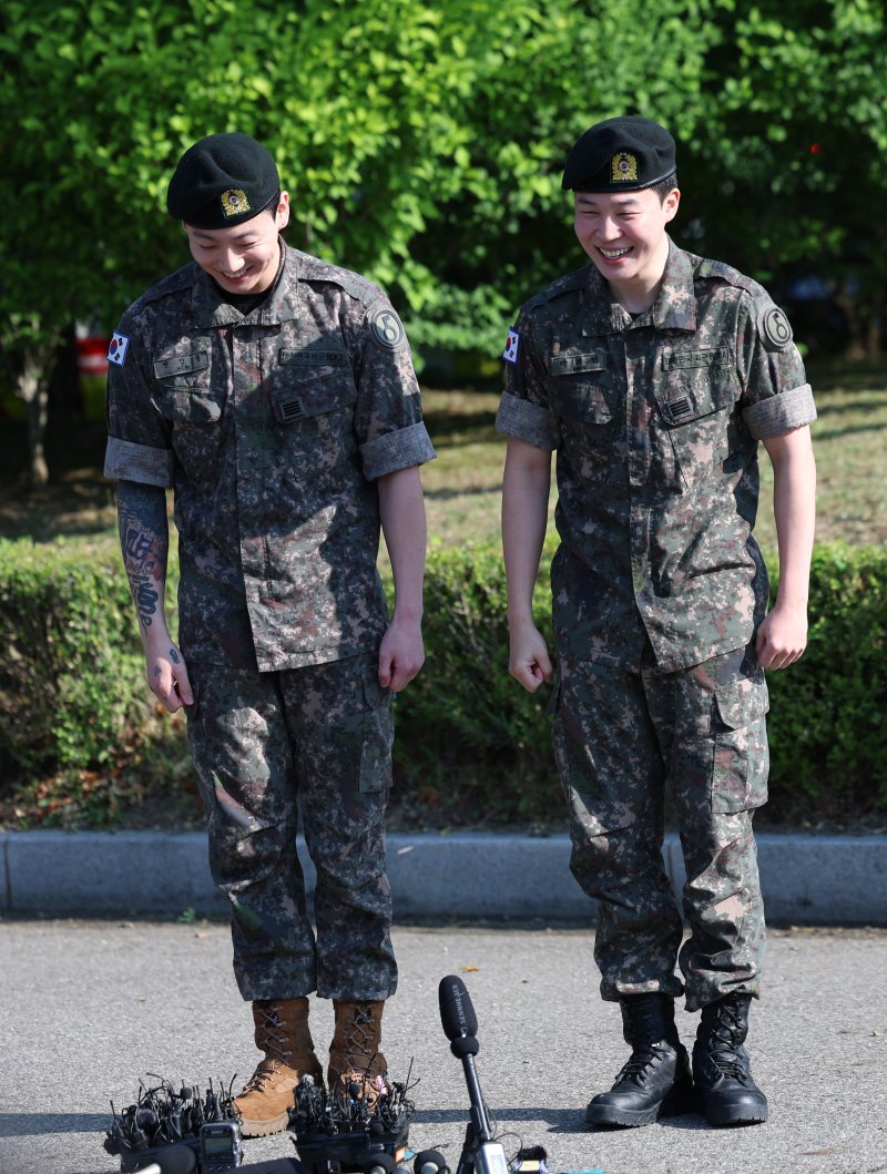 방탄소년단(BTS)의 정국과 지민(오른쪽)이 11일 오전 경기도 연천군 연천공설운동장에서 전역 인사를 하기 전 수줍은 미소를 짓고 있다. ⓒ News1 권현진 기자