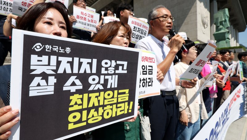 [서울=뉴시스] 추상철 기자 = 모두를 위한 최저임금 운동본부가 11일 오전 서울 종로구 세종문화회관 계단에서 '2026년 적용 최저임금요구안 시급 1만1500원 발표' 기자회견을 하고 있다. 2025.06.11. scchoo@newsis.com