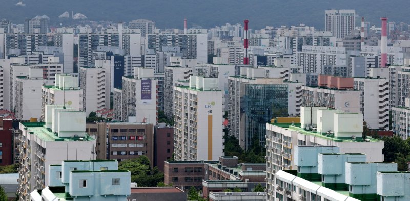 [서울=뉴시스] 추상철 기자 = 10일 오후 서울 노원구 아파트 단지가 보이고 있다. 2025.06.10. scchoo@newsis.com