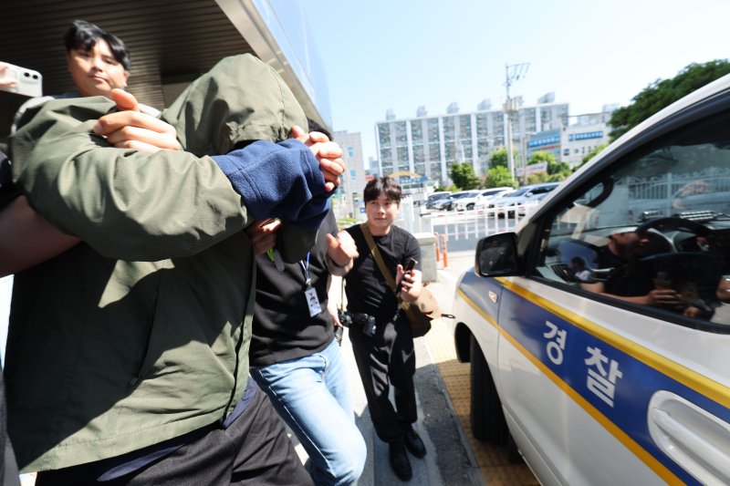 진도에서 차량을 바다에 빠뜨려 일가족을 숨지게 한 40대 가장이 4일 오전 구속 전 피의자심문(영장실질심사)을 위해 광주 북부경찰서 유치장을 나서고 있다. 2025.6.4/뉴스1 ⓒ News1 박지현 기자