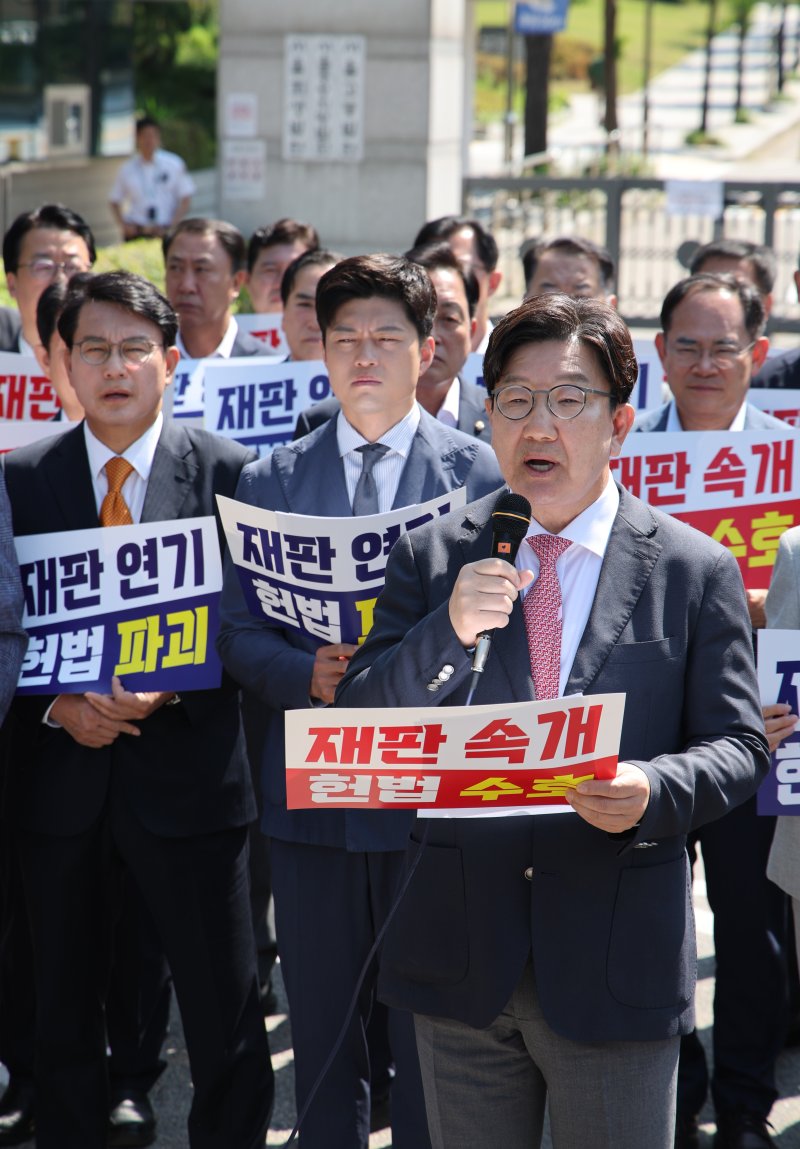 [서울=뉴시스] 김금보 기자 = 권성동 원내대표가 11일 오전 서울 서초구 서울고등법원에서 열린 법원의 이재명 대통령 공직선거법 위반 파기환송심 추후 지정 결정을 비판하는 현장의원총회에서 발언을 하고 있다. 2025.06.11. kgb@newsis.com
