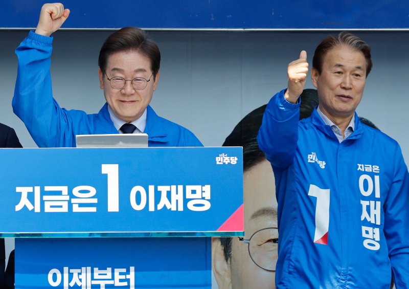 이재명 더불어민주당 대통령 후보가 선거운동 이틀째를 맞은 13일 오전 집중 유세를 위해 경북 구미역 광장을 찾아 권오을 국민대통합위원장과 지지를 호소하고 있다. 2025.5.13/뉴스1 ⓒ News1 안은나 기자