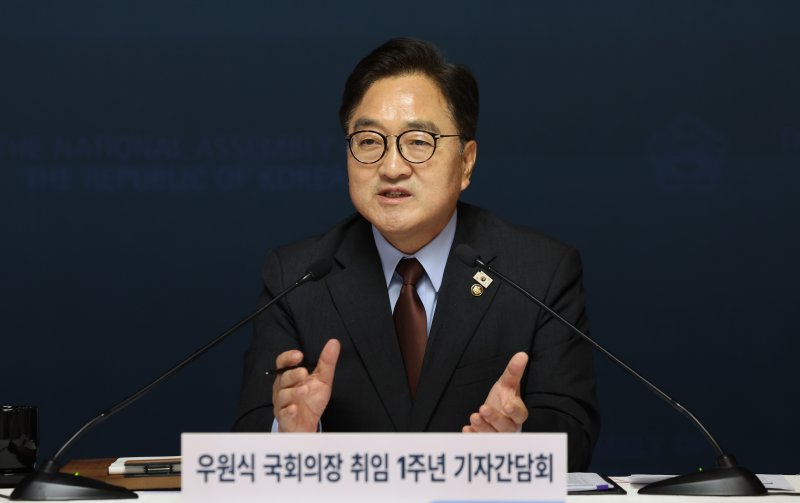 [서울=뉴시스] 국회사진기자단 = 우원식 국회의장이 11일 서울 여의도 국회 사랑재에서 열린 취임 1주년 기자간담회에서 발언하고 있다. 2025.06.11. photo@newsis.com