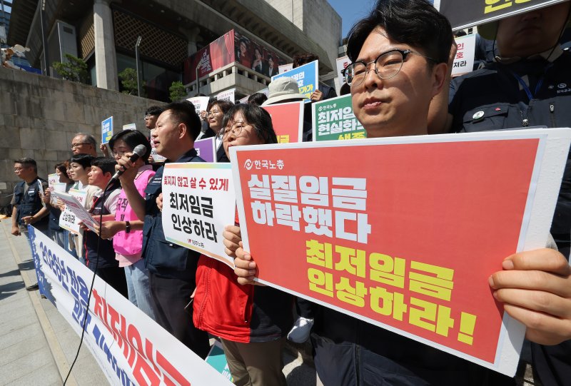모두를 위한 최저임금 운동본부 회원들이 11일 오전 서울 종로구 세종문화회관 계단에서 '2026년 적용 최저임금요구안 시급 1만1500원 발표' 기자회견을 하고 있다. 2025.6.11/뉴스1 ⓒ News1 이동해 기자