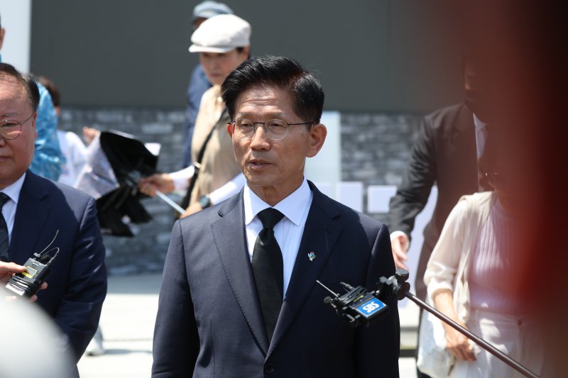 [서울=뉴시스] 김명년 기자 = 김문수 전 국민의힘 대통령 후보가 현충일인 6일 오전 서울 동작구 국립서울현충원에서 현충탑 참배를 마치고 백브리핑하고 있다. 2025.06.06. kmn@newsis.com