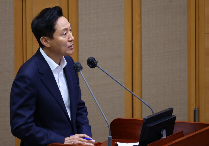 [서울=뉴시스] 박주성 기자 = 오세훈 서울시장이 11일 오전 서울 중구 서울시의회에서 열린 제331회 정례회 제2차 본회의에서 김동욱 의원의 질의에 답하고 있다. 2025.06.11. park7691@newsis.com