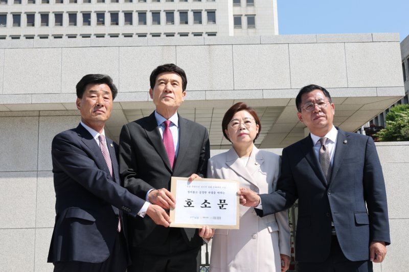 [포항=뉴시스] 송종욱 기자 = 경북 포항 시민이 지진 피해 손해 배상 상고심의 정의로운 판결을 촉구하는 호소문을 대법원에 전달했다. 사진은 11일 김일만(왼쪽부터) 포항시의회 의장, 이강덕 포항시장, 김정재·이상휘 국회의원이 서울 서초동 대법원에서 호소문을 전달하기 앞서 대법원에서 사진 촬영 모습. (사진=포항시 제공) 2025.06.11. photo@newsis.com