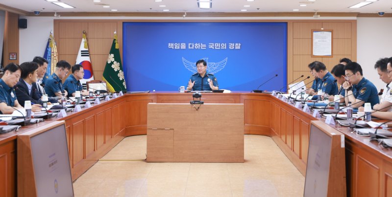 경찰청이 11일 오전 이호영 경찰청장 직무대행 주재로 여름철 재해재난 대비 회의를 열었다. (경찰청 제공)