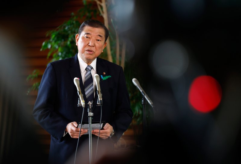 [도쿄=AP/뉴시스] 이시바 시게루(石破茂) 일본 총리가 태평양전쟁 전후 80년을 맞이해 내놓을 메시지에 실리는 역사 인식은 지난 70년 담화에서 답습하는 수준일 것이라고 산케이신문이 11일 복수의 일본 정부 관계자를 인용해 보도했다. 사진은 지난 4월 17일 일본 도쿄 총리 관저에서 기자들에게 발언하고 있는 이시바 총리. 2025.06.11.
