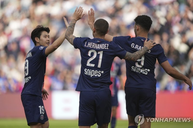 PSG 동료와 하이파이브를 나누는 이강인 (출처=연합뉴스)
