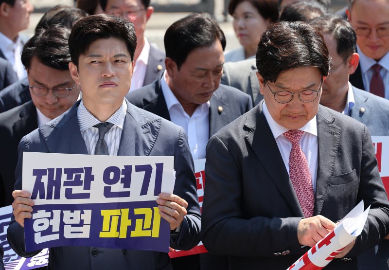 [속보] 국민의힘 의총 취소..김용태 '탄핵 반대 당론 무효' 거듭 호소