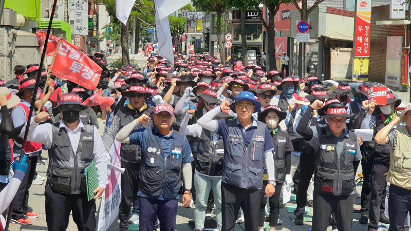 [청주=뉴시스] 임선우 기자 = 민주노총 공공운수노조 우진교통지회가 10일 충북 청주시청 제1임시청사 앞에서 기자회견을 열어 시내버스 운수노동자의 노동조건 개선을 촉구하고 있다. 2023.07.10. imgiza@newsis.com