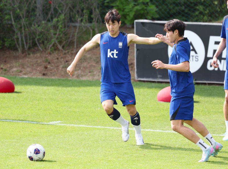 [파주=뉴시스] 황준선 기자 = 대한민국 축구 국가대표팀 이강인과 배준호가 지난 8일 오후 경기 파주시 국가대표트레이닝센터(NFC)에서 훈련을 하고 있다.대한민국 축구 국가대표팀은 오는 10일 서울월드컵경기장에서 쿠웨이트와 2026 국제축구연맹(FIFA) 북중미 월드컵 아시아 지역 3차 예선 B조 최종 10차전을 치른다. 2025.06.08. hwang@newsis.com