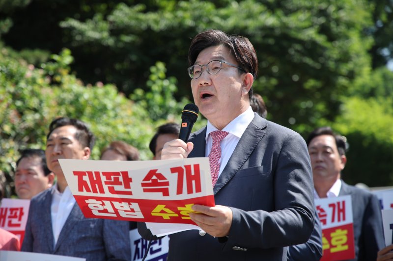 [서울=뉴시스] 김금보 기자 = 권성동 원내대표가 11일 오전 서울 서초구 서울고등법원에서 열린 법원의 이재명 대통령 공직선거법 위반 파기환송심 추후 지정 결정을 비판하는 현장의원총회에서 발언을 하고 있다. 2025.06.11. kgb@newsis.com