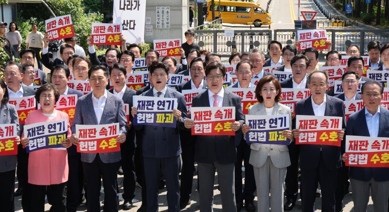 [서울=뉴시스] 김금보 기자 = 김용태 국민의힘 비상대책위원장과 권성동 원내대표 등 참석 의원들이 11일 오전 서울 서초구 서울고등법원에서 법원의 이재명 대통령 공직선거법 위반 파기환송심 기일 추후 지정 결정을 비판하는 현장의원총회를 열고 구호를 외치고 있다. 2025.06.11. kgb@newsis.com