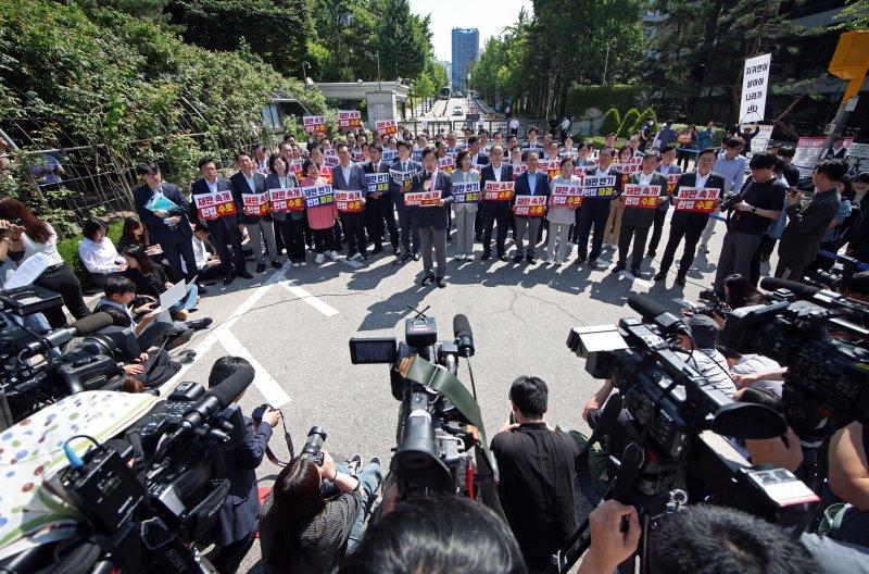 [서울=뉴시스] 김금보 기자 = 권성동 원내대표가 11일 오전 서울 서초구 서울고등법원에서 열린 법원의 이재명 대통령 공직선거법 위반 파기환송심 추후 지정 결정을 비판하는 현장의원총회에서 발언을 하고 있다. 2025.06.11. kgb@newsis.com