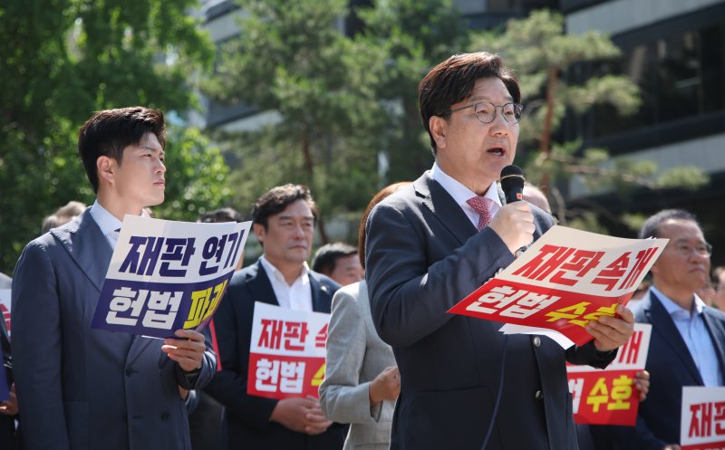 [서울=뉴시스] 김금보 기자 = 권성동 원내대표가 11일 오전 서울 서초구 서울고등법원에서 열린 법원의 이재명 대통령 공직선거법 위반 파기환송심 추후 지정 결정을 비판하는 현장의원총회에서 발언을 하고 있다. 2025.06.11. kgb@newsis.com