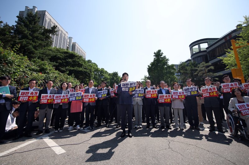 [서울=뉴시스] 김금보 기자 = 김용태 국민의힘 비상대책위원장이 11일 오전 서울 서초구 서울고등법원에서 열린 법원의 이재명 대통령 공직선거법 위반 파기환송심 추후 지정 결정을 비판하는 현장의원총회에서 발언을 하고 있다. 2025.06.11. kgb@newsis.com