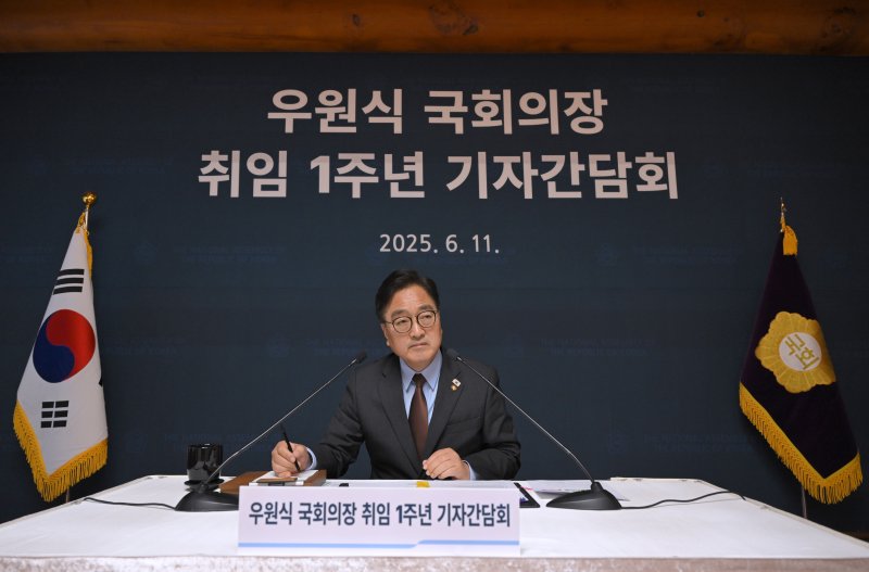 우원식 국회의장이 11일 서울 여의도 국회 사랑재에서 열린 취임 1주년 기자간담회에서 취재진 질의를 듣고 있다. 2025.6.11/뉴스1 ⓒ News1 국회사진기자단