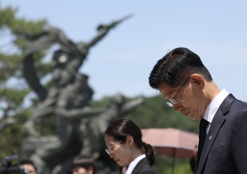 [서울=뉴시스] 김명년 기자 = 김문수 전 국민의힘 대통령 후보가 현충일인 지난 6일 오전 서울 동작구 국립서울현충원에서 김용태 국민의힘 비상대책위원장과 대선 캠프 참모들과 함께 현충탑에 참배하고 있다. 2025.06.06. kmn@newsis.com