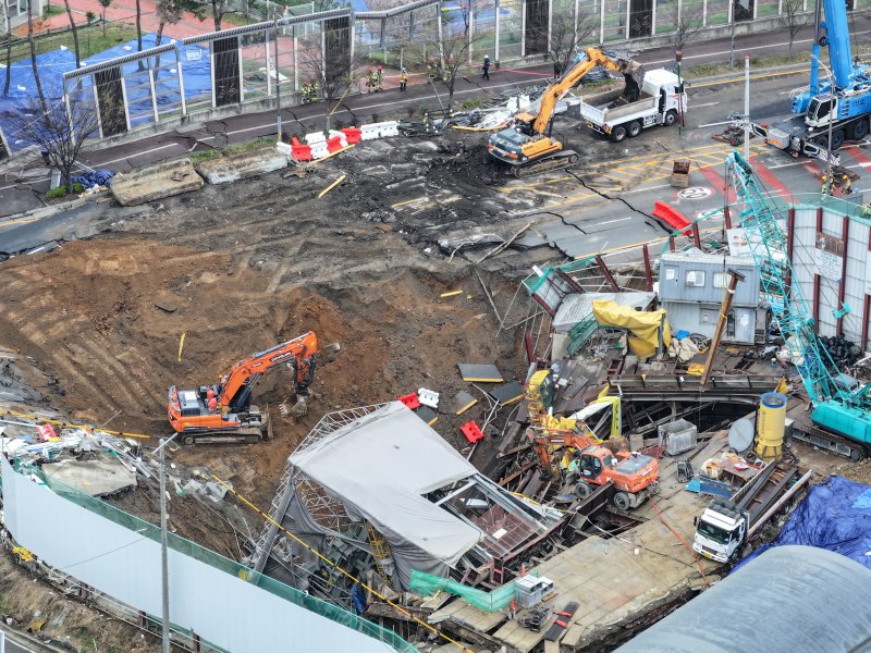 14일 경기 광명시 일직동 신안산선 복선전철 5-2공구 붕괴 현장에서 소방관 등 관계자들이 실종자 수색 작업을 이어가고 있다. 2025.4.14/뉴스1 ⓒ News1 김도우 기자