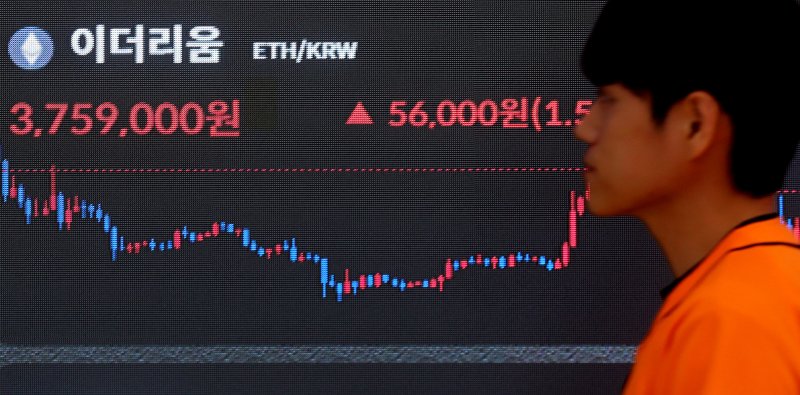 [서울=뉴시스] 김혜진 기자 = (기사와 무관한 사진) 지난달 23일 서울 강남구 빗썸 라운지 전광판에 이더리움 시세가 표시되고 있다. 2025.05.23. jini@newsis.com