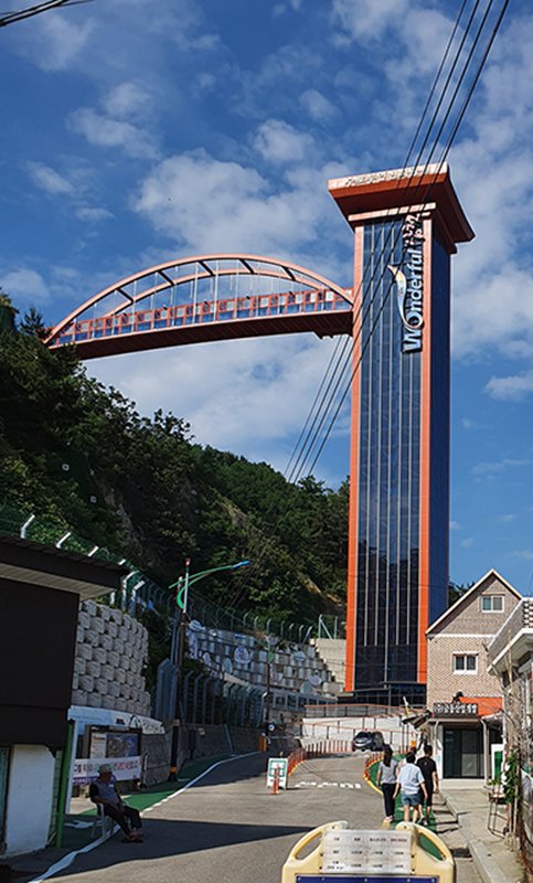 삼척시 임원항 인근에 설치한 수로부인헌화공원 연결 엘리베이터 높이는 51m에 달한다.(사진=뉴시스) *재판매 및 DB 금지