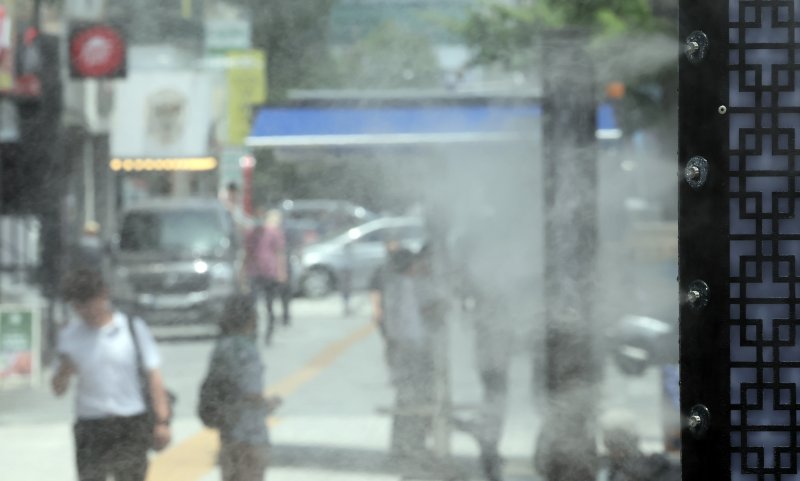 [부산=뉴시스] 하경민 기자 = 전국에 무더운 날씨가 이어진 11일 부산 동구 부산진역 맞은편에서 시민들이 쿨링포그를 맞으며 더위를 식히고 있다. 2025.06.11. yulnetphoto@newsis.com