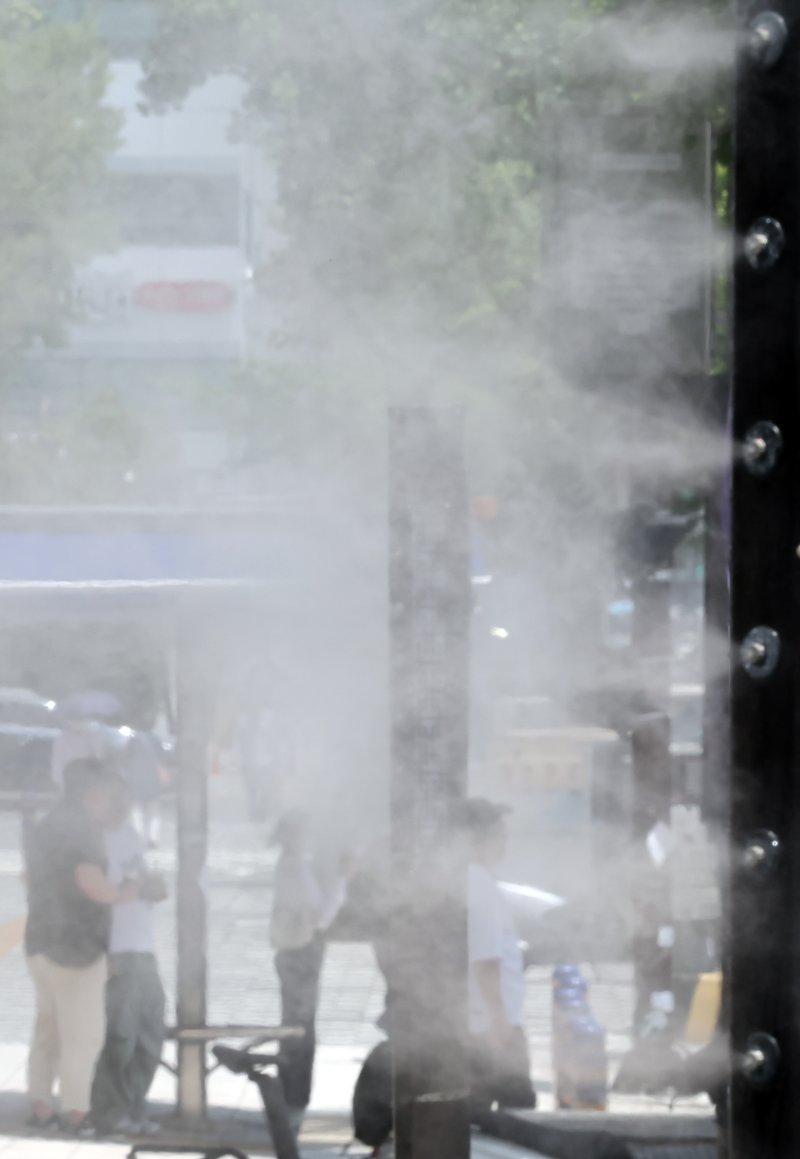 [부산=뉴시스] 하경민 기자 = 전국에 무더운 날씨가 이어진 11일 부산 동구 부산진역 맞은편에서 시민들이 쿨링포그를 맞으며 더위를 식히고 있다. 2025.06.11. yulnetphoto@newsis.com