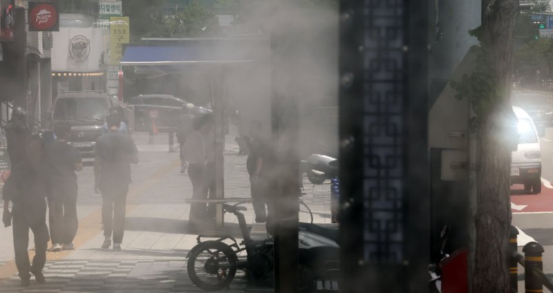 [부산=뉴시스] 하경민 기자 = 전국에 무더운 날씨가 이어진 11일 부산 동구 부산진역 맞은편에서 시민들이 쿨링포그를 맞으며 더위를 식히고 있다. 2025.06.11. yulnetphoto@newsis.com