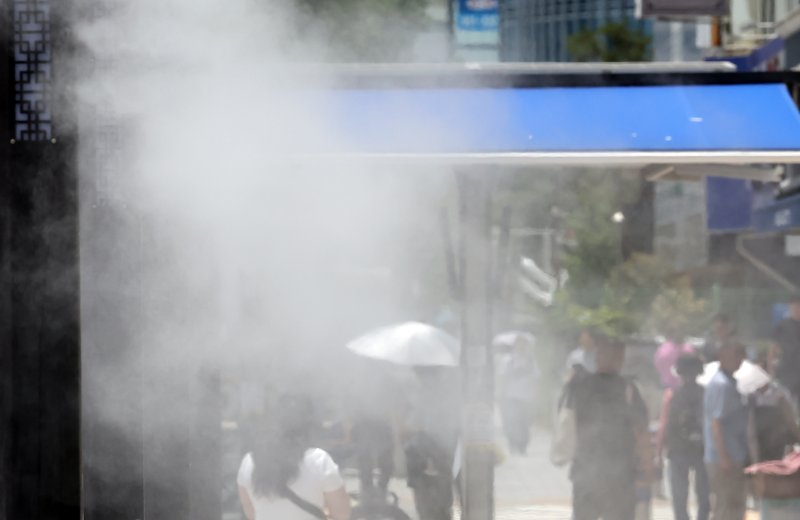 [부산=뉴시스] 하경민 기자 = 전국에 무더운 날씨가 이어진 11일 부산 동구 부산진역 맞은편에서 시민들이 쿨링포그를 맞으며 더위를 식히고 있다. 2025.06.11. yulnetphoto@newsis.com